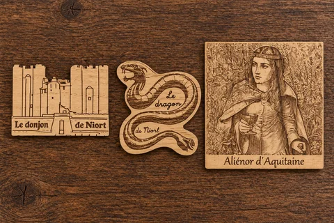 Ensemble de créations en bois gravées autour du patrimoine de Niort et d’Aliénor d’Aquitaine