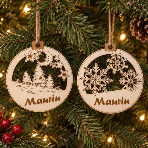 Décorations de Noël en bois découpées et personnalisées avec un prénom