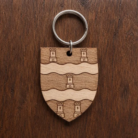 Porte-clé en bois découpé et gravé en forme de blason