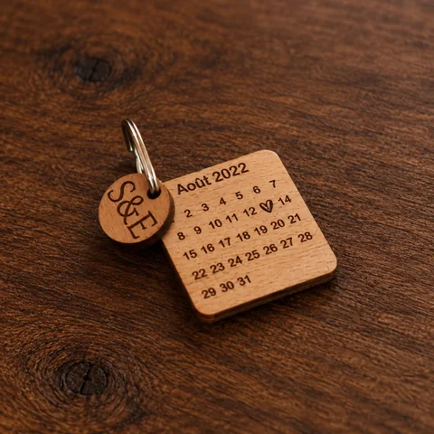 Porte-clé en bois gravé avec une date personnalisée